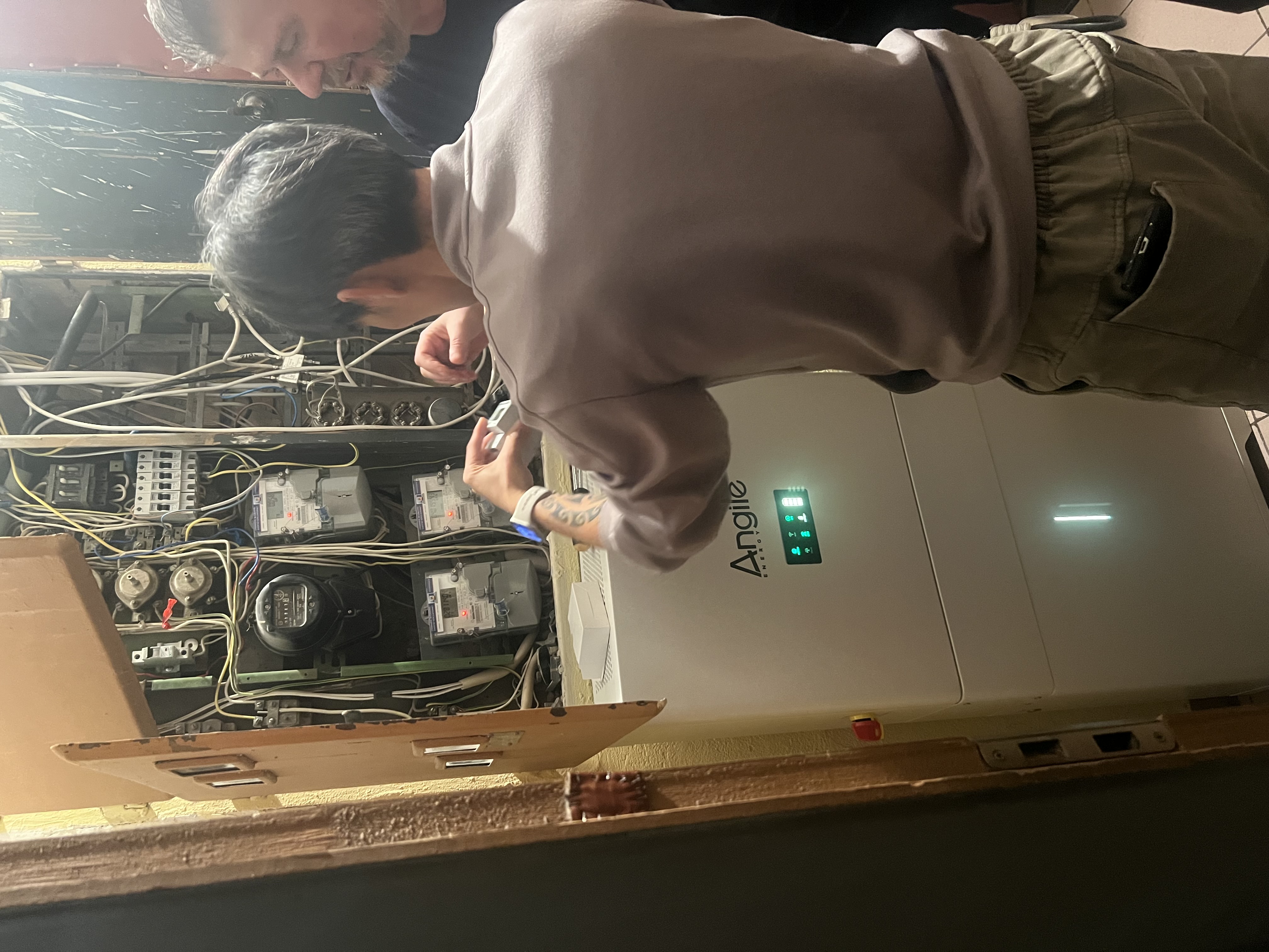 Installazione di un sistema di accumulo energetico residenziale Angile Energy per la resilienza domestica